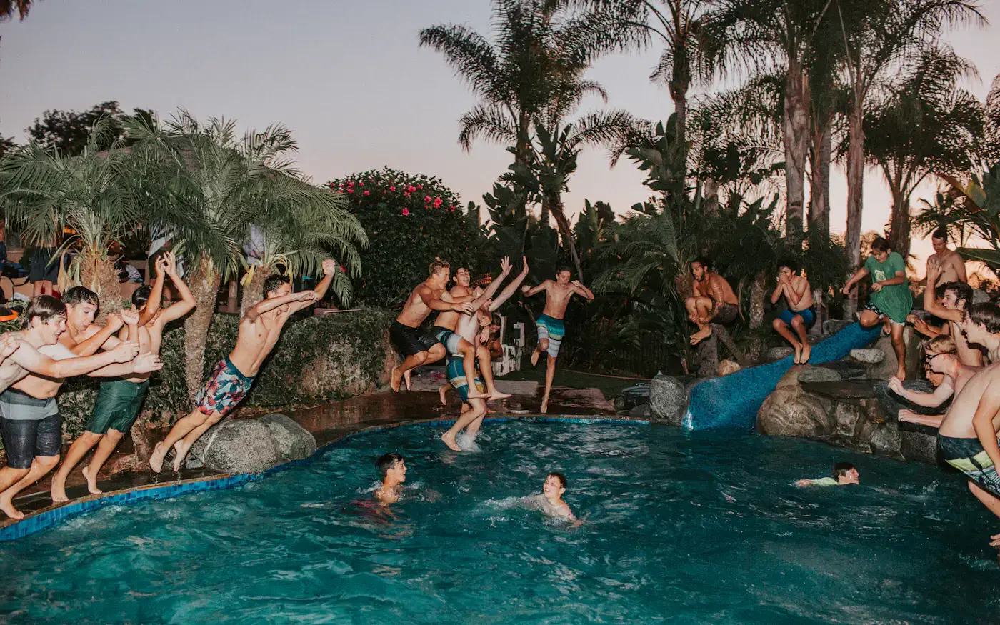 Fiestas y servicios en la villa, Paros